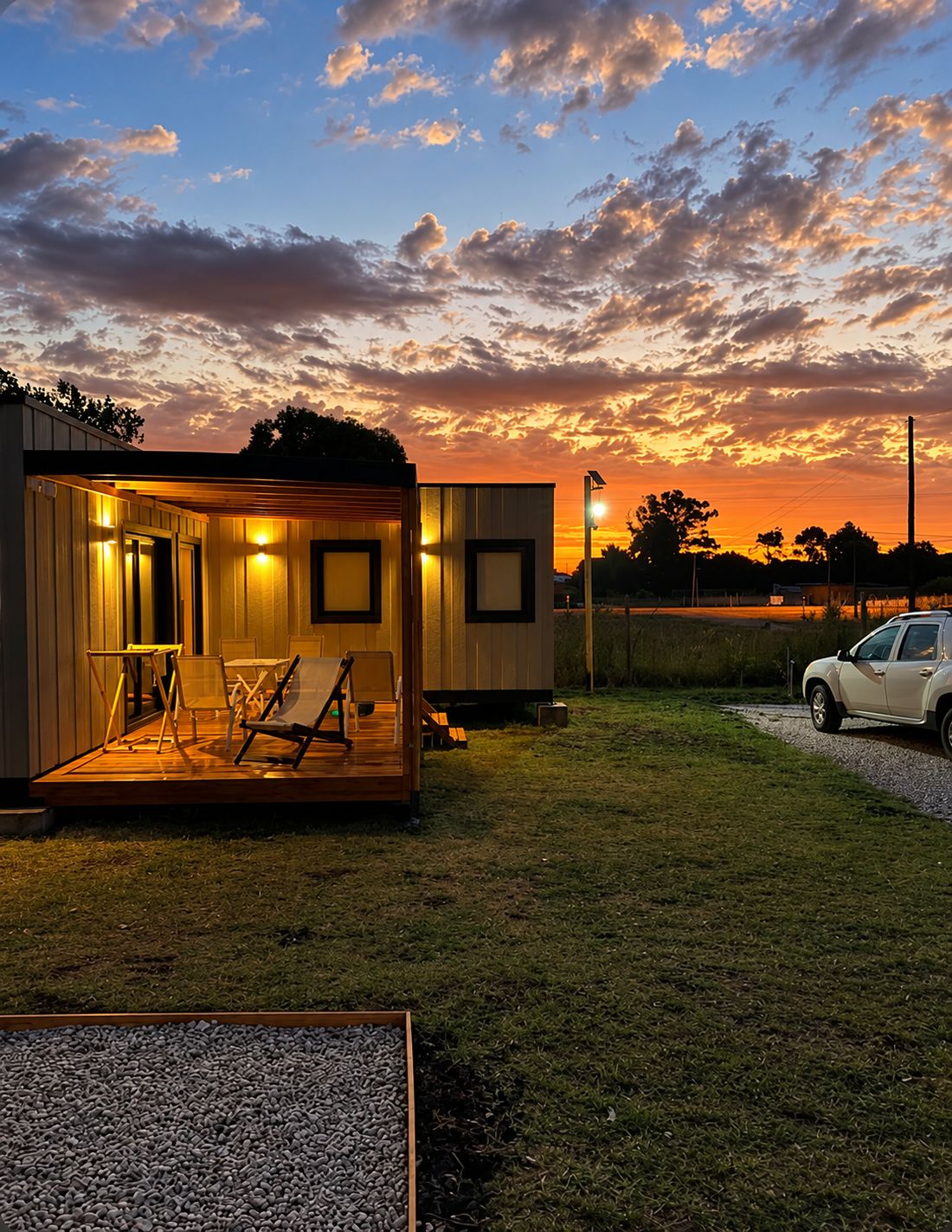 Una de las casas con el deck iluminado al atardecer