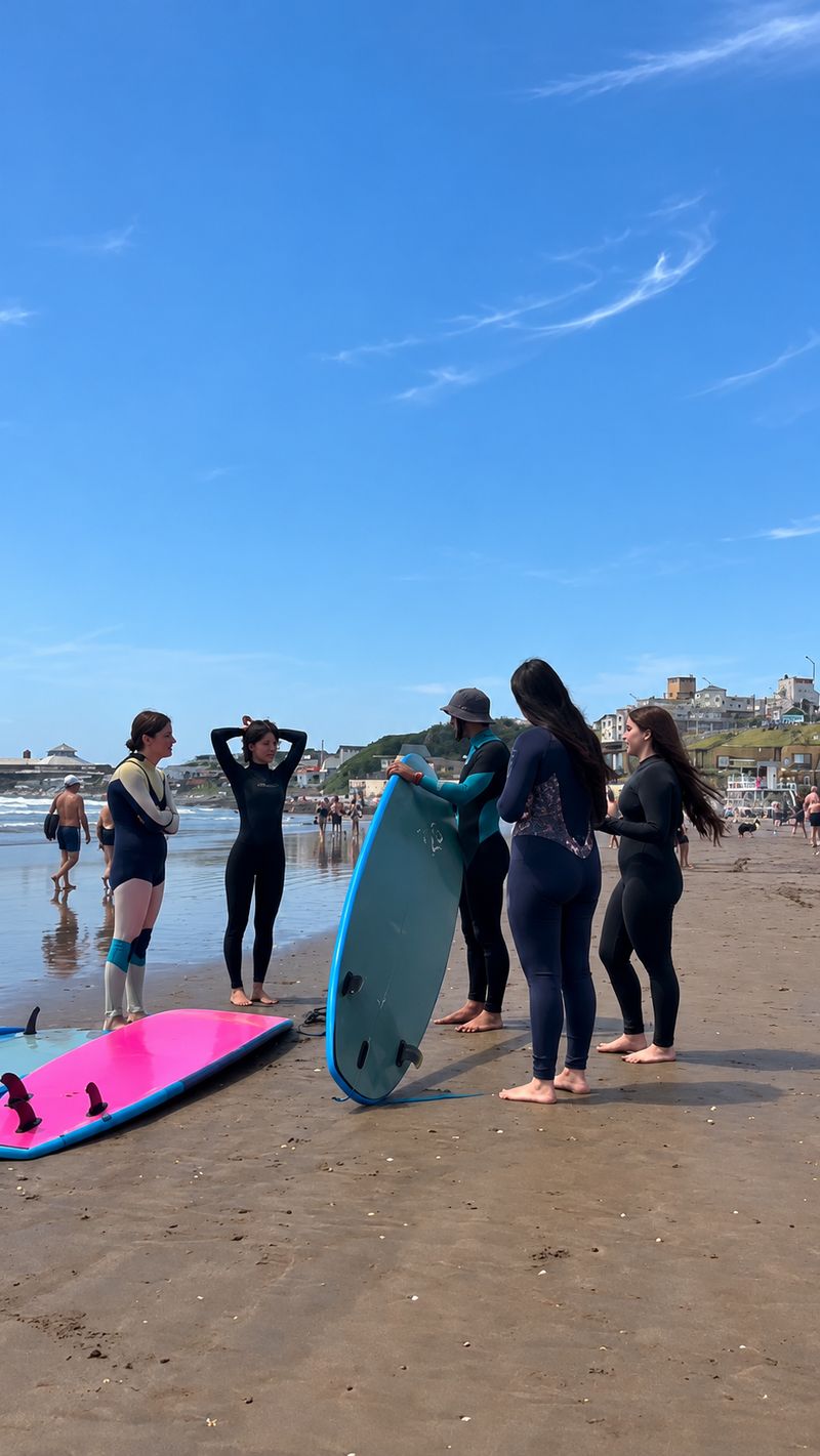 Clase de surf en la playa con un instructor